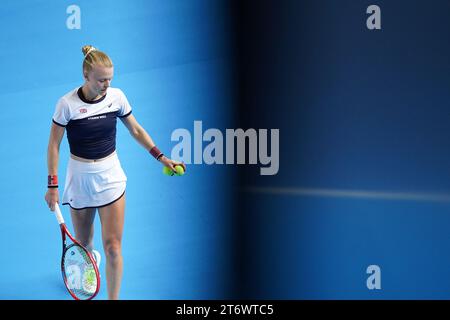 Harriet Dart della Gran Bretagna in azione contro la svedese Caijsa Hennemann (non nella foto) durante il secondo giorno dello spareggio della Billie Jean King Cup 2023 tra Gran Bretagna e Svezia alla Copper Box Arena di Londra. Data foto: Domenica 12 novembre 2023. Foto Stock