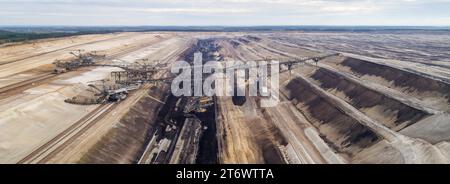 Braunkohletagebau Jaenschwalde DEU/Deutschland/Brandenburg/Jaenschwalde, 10.11.2023, Tagebau Jaenschwalde LEAG im lausitzer Revier, Blick in den Tagebau mit Abraumfoerderbruecke F60, Luftaufnahme mit einer Drohne. Der Kohleabbau im Braunkohletagebau Jaenschwalde wird voraussichtlich Ende des Jahres 2023 eingestellt und der Tagebau geschlossen. *** Jaenschwalde opencast lignite mine DEU Germania Brandenburg Jaenschwalde, 10 11 2023, Jaenschwalde opencast mine LEAG nell'area mineraria di Lausitz, vista nella miniera a cielo aperto con ponte trasportatore di copertura F60, vista aerea con un drone miniera di carbone in Foto Stock