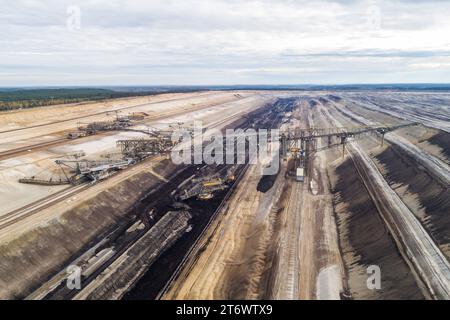 Braunkohletagebau Jaenschwalde DEU/Deutschland/Brandenburg/Jaenschwalde, 10.11.2023, Tagebau Jaenschwalde LEAG im lausitzer Revier, Blick in den Tagebau mit Abraumfoerderbruecke F60, Luftaufnahme mit einer Drohne. Der Kohleabbau im Braunkohletagebau Jaenschwalde wird voraussichtlich Ende des Jahres 2023 eingestellt und der Tagebau geschlossen. *** Jaenschwalde opencast lignite mine DEU Germania Brandenburg Jaenschwalde, 10 11 2023, Jaenschwalde opencast mine LEAG nell'area mineraria di Lausitz, vista nella miniera a cielo aperto con ponte trasportatore di copertura F60, vista aerea con un drone miniera di carbone in Foto Stock