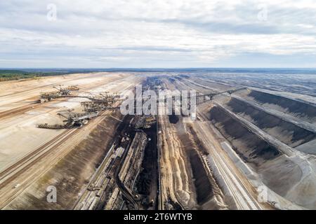 Braunkohletagebau Jaenschwalde DEU/Deutschland/Brandenburg/Jaenschwalde, 10.11.2023, Tagebau Jaenschwalde LEAG im lausitzer Revier, Blick in den Tagebau mit Abraumfoerderbruecke F60, Luftaufnahme mit einer Drohne. Der Kohleabbau im Braunkohletagebau Jaenschwalde wird voraussichtlich Ende des Jahres 2023 eingestellt und der Tagebau geschlossen. *** Jaenschwalde opencast lignite mine DEU Germania Brandenburg Jaenschwalde, 10 11 2023, Jaenschwalde opencast mine LEAG nell'area mineraria di Lausitz, vista nella miniera a cielo aperto con ponte trasportatore di copertura F60, vista aerea con un drone miniera di carbone in Foto Stock