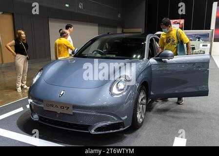 I visitatori ispezionano un'auto GMW ora 07 durante il Green Technology Expo 2023 presso il Bangkok International Trade and Exhibition Center (BITEC). (Foto di Peerapon Boonyakiat / SOPA Images/Sipa USA) Foto Stock