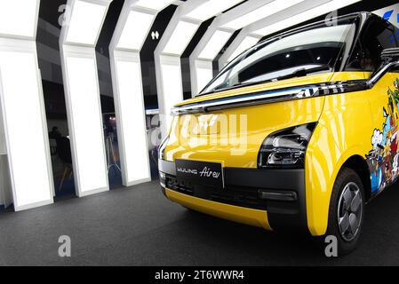 Un'auto Wuling Air EV esposta durante il Green Technology Expo 2023 al Bangkok International Trade and Exhibition Center (BITEC). Foto Stock