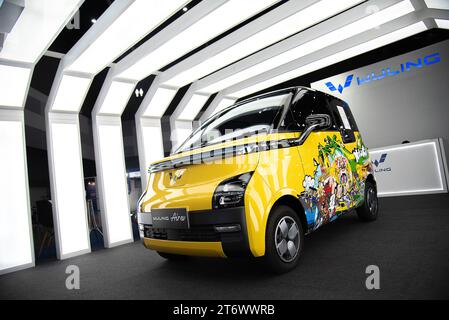 Un'auto Wuling Air EV esposta durante il Green Technology Expo 2023 al Bangkok International Trade and Exhibition Center (BITEC). Foto Stock