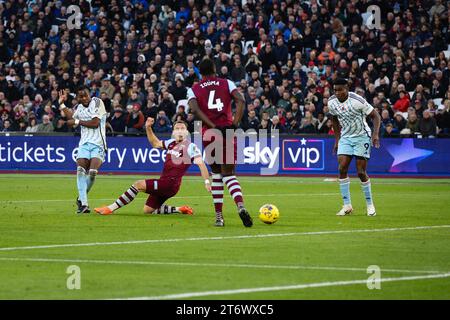 LONDON, UK - 12 novembre 2023: Anthony Elanga del Nottingham Forest segna il secondo gol della sua squadra durante la partita di Premier League tra West Ham United e Nottingham Forest al London Stadium (Credit: Craig Mercer/ Alamy Live News) Foto Stock