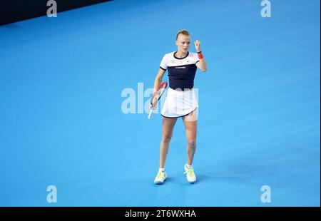 La Gran Bretagna Harriet Dart celebra la vittoria di un punto la svedese Caijsa Hennemann (non nella foto) durante il secondo giorno dello spareggio della Billie Jean King Cup 2023 tra Gran Bretagna e Svezia alla Copper Box Arena di Londra. Data foto: Domenica 12 novembre 2023. Foto Stock