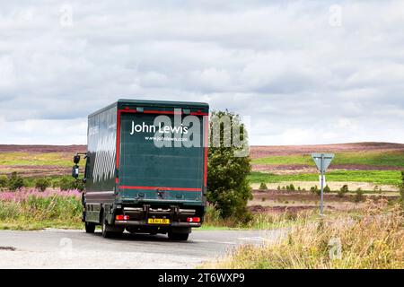 Un camion per consegne a domicilio di John Lewis in una zona rurale nel Regno Unito, Foto Stock