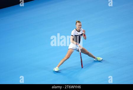 Harriet Dart della Gran Bretagna in azione contro la svedese Caijsa Hennemann (non nella foto) durante il secondo giorno dello spareggio della Billie Jean King Cup 2023 tra Gran Bretagna e Svezia alla Copper Box Arena di Londra. Data foto: Domenica 12 novembre 2023. Foto Stock