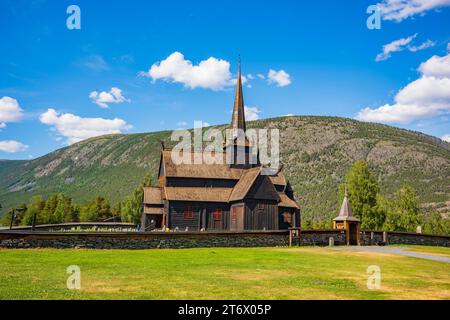 LOM, Norvegia, 25 giugno 2023: La chiesa di Lom Stave è una delle più grandi e antiche chiese di stave in Norvegia, costruita a metà del XII secolo, qui mostra Foto Stock