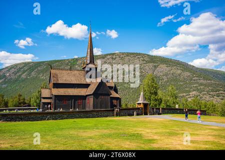 LOM, Norvegia, 25 giugno 2023: La chiesa di Lom Stave è una delle più grandi e antiche chiese di stave in Norvegia, costruita a metà del XII secolo, qui mostra Foto Stock