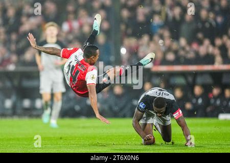 Rotterdam - Igor Paixao del Feyenoord, Bruno Martins Indi dell'AZ Alkmaar durante l'Eredivisie match tra Feyenoord e AZ allo Stadion Feijenoord De Kuip il 12 novembre 2023 a Rotterdam, Paesi Bassi. (Immagini da scatola a scatola/Yannick Verhoeven) Foto Stock