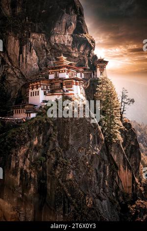 Taktsang Palphug monastero o le tigri Nest vicino a paro Bhutan era originariamente constructued nel 1692. Foto Stock