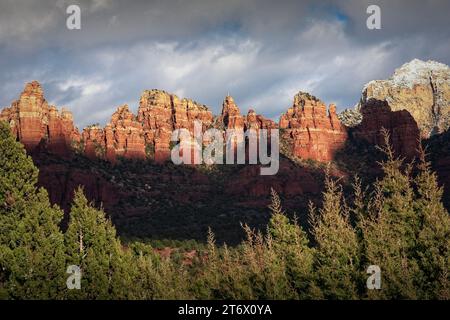 Una catena montuosa di rocce rosse si affaccia su Sedona, Arizona, nel tardo pomeriggio. Foto Stock