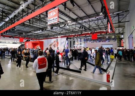 ALCUNI SCORCI DALLA FIERA DI MILANO EICMA 20023, il più importante evento fieristico per l'intero settore delle 2 ruote. Foto Stock