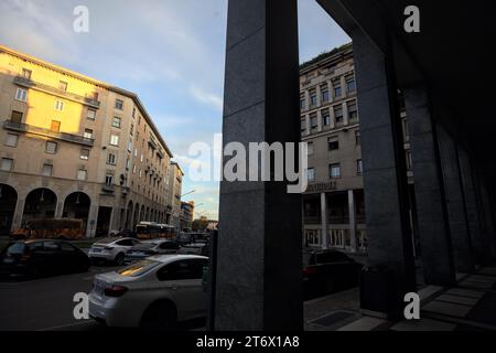 Mantova, Italia - ottobre 2023 - Porchway al limitare di un viale con negozi e gente che passa in una città italiana al tramonto Foto Stock