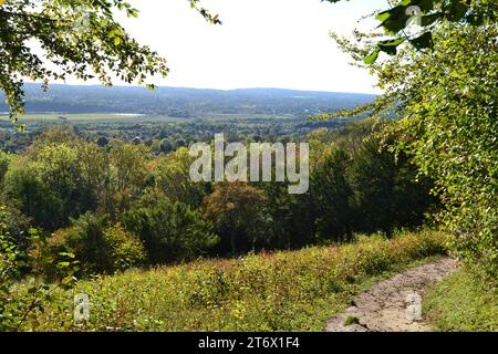 Escursione sulla North Downs Way tra Kemsing e Heaverham nell'estate indiana di fine ottobre 2023, Kent, Inghilterra, Regno Unito. Vista sul Greensand Ridge Foto Stock