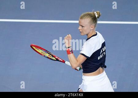 La Gran Bretagna Harriet Dart celebra la vittoria di un punto contro la svedese Caijsa Hennemann (non nella foto) durante il secondo giorno dei play-off della Billie Jean King Cup 2023 tra Gran Bretagna e Svezia alla Copper Box Arena di Londra. Data foto: Domenica 12 novembre 2023. Foto Stock