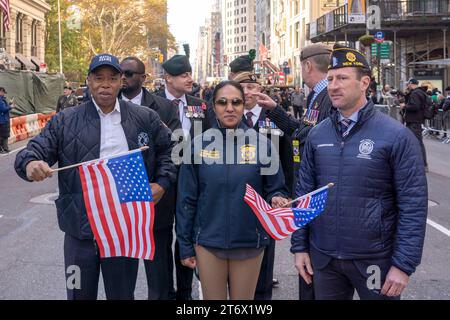 NEW YORK, NEW YORK - 11 NOVEMBRE: Il sindaco di New York Eric Adams, il primo vice Commissario Tania Kinsella e il Commissario per la gestione delle emergenze Zachary Iscol partecipano all'annuale Veterans Day Parade l'11 novembre 2023 a New York City. Adams ha recentemente fatto sequestrare il suo telefono e iPad dall'FBI mentre indagavano sul finanziamento della campagna nella sua amministrazione. Centinaia di persone hanno percorso la 5th Avenue per assistere alla più grande parata del Veterans Day degli Stati Uniti. L'evento di quest'anno comprendeva veterani, soldati attivi, agenti di polizia, vigili del fuoco e decine di gruppi scolastici che partecipavano alla parata Foto Stock