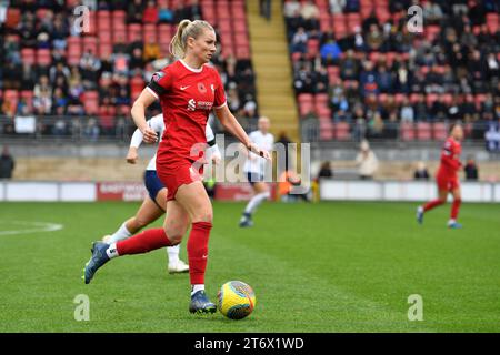 Ondon, Inghilterra, il 12 novembre 2023. Gemma Bonner della Liverpool Women porta la palla in avanti durante la fa Women's Super League match tra Spurs Women e Liverpool Women a Brisbane Road, Londra, Inghilterra il 12 novembre 2023. Foto di Phil Hutchinson. Solo per uso editoriale, licenza necessaria per uso commerciale. Nessun utilizzo in scommesse, giochi o pubblicazioni di un singolo club/campionato/giocatore. Credito: UK Sports Pics Ltd/Alamy Live News Foto Stock