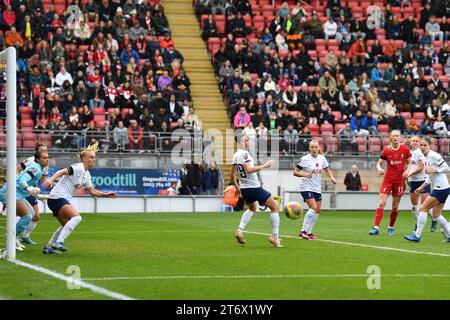 Ondon, Inghilterra, il 12 novembre 2023. Le Liverpool Women si chiudono nel primo tempo durante la fa Women's Super League Match tra le Spurs Women e le Liverpool Women a Brisbane Road, Londra, Inghilterra il 12 novembre 2023. Foto di Phil Hutchinson. Solo per uso editoriale, licenza necessaria per uso commerciale. Nessun utilizzo in scommesse, giochi o pubblicazioni di un singolo club/campionato/giocatore. Credito: UK Sports Pics Ltd/Alamy Live News Foto Stock