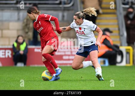 Ondon, Inghilterra, il 12 novembre 2023. Fuka Nagano della Liverpool Women protegge il pallone durante il match di fa Women's Super League tra Spurs Women e Liverpool Women a Brisbane Road, Londra, il 12 novembre 2023. Foto di Phil Hutchinson. Solo per uso editoriale, licenza necessaria per uso commerciale. Nessun utilizzo in scommesse, giochi o pubblicazioni di un singolo club/campionato/giocatore. Credito: UK Sports Pics Ltd/Alamy Live News Foto Stock