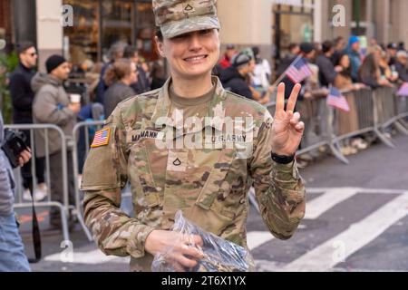 NEW York, NEW YORK - 11 NOVEMBRE: Soldato dell'esercito posa nella sfilata annuale del Veterans Day l'11 novembre 2023 a New York City. Centinaia di persone hanno percorso la 5th Avenue per assistere alla più grande parata del Veterans Day degli Stati Uniti. Questo evento di quest'anno comprendeva veterani, soldati attivi, agenti di polizia, vigili del fuoco e dozzine di gruppi scolastici che partecipavano alla sfilata che onora gli uomini e le donne che hanno servito e sacrificato per il paese. Foto Stock