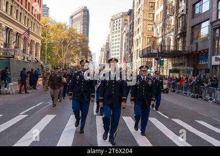 NEW YORK, NEW YORK - 11 NOVEMBRE: I militari partecipano all'annuale Veterans Day Parade l'11 novembre 2023 a New York City. Centinaia di persone hanno percorso la 5th Avenue per assistere alla più grande parata del Veterans Day degli Stati Uniti. Questo evento di quest'anno comprendeva veterani, soldati attivi, agenti di polizia, vigili del fuoco e dozzine di gruppi scolastici che partecipavano alla sfilata che onora gli uomini e le donne che hanno servito e sacrificato per il paese. Foto Stock