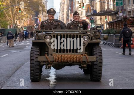 NEW YORK, NEW YORK - 11 NOVEMBRE: Army 1942 WWII MB2 Willys Jeep partecipa all'annuale Veterans Day Parade l'11 novembre 2023 a New York City. Centinaia di persone hanno percorso la 5th Avenue per assistere alla più grande parata del Veterans Day degli Stati Uniti. Questo evento di quest'anno comprendeva veterani, soldati attivi, agenti di polizia, vigili del fuoco e dozzine di gruppi scolastici che partecipavano alla sfilata che onora gli uomini e le donne che hanno servito e sacrificato per il paese. Foto Stock