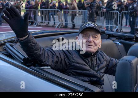 NEW YORK, NEW YORK - 11 NOVEMBRE: SSG Walter Rybarczik, 102 anni, U.S. Army Air Corp B-24 Liberator aviator, partecipa all'annuale Veterans Day Parade l'11 novembre 2023 a New York City. Centinaia di persone hanno percorso la 5th Avenue per assistere alla più grande parata del Veterans Day degli Stati Uniti. Questo evento di quest'anno comprendeva veterani, soldati attivi, agenti di polizia, vigili del fuoco e dozzine di gruppi scolastici che partecipavano alla sfilata che onora gli uomini e le donne che hanno servito e sacrificato per il paese. Foto Stock