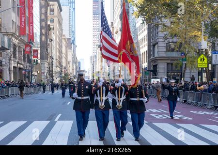 NEW YORK, NEW YORK - 11 NOVEMBRE: I membri dei Marines statunitensi partecipano all'annuale Veterans Day Parade l'11 novembre 2023 a New York City. Centinaia di persone hanno percorso la 5th Avenue per assistere alla più grande parata del Veterans Day degli Stati Uniti. Questo evento di quest'anno comprendeva veterani, soldati attivi, agenti di polizia, vigili del fuoco e dozzine di gruppi scolastici che partecipavano alla sfilata che onora gli uomini e le donne che hanno servito e sacrificato per il paese. Foto Stock