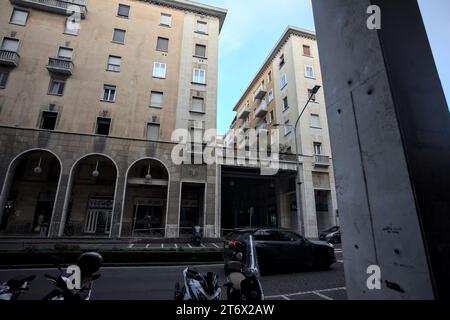 Mantova, Italia - ottobre 2023 - Porchway al limitare di un viale con negozi e gente che passa in una città italiana al tramonto Foto Stock