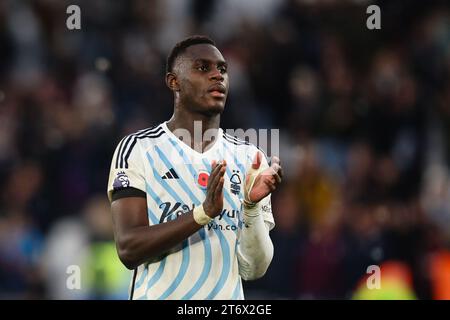 LONDRA, Regno Unito - 12 novembre 2023: Moussa Niakhate del Nottingham Forest applaude i tifosi dopo la partita di Premier League tra West Ham United e Nottingham Forest al London Stadium (Credit: Craig Mercer/ Alamy Live News) Foto Stock