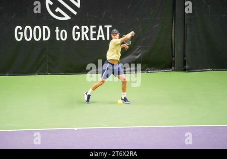 Stockholm, Good to Great tennis academy, Svezia, 11 12 2023, intervento del fisioterapista. Yaroslav Demin Foto Stock