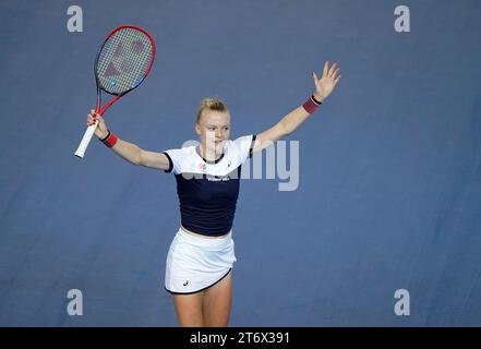 La Gran Bretagna Harriet Dart celebra la vittoria di un punto contro la svedese Caijsa Hennemann (non nella foto) durante il secondo giorno dei play-off della Billie Jean King Cup 2023 tra Gran Bretagna e Svezia alla Copper Box Arena di Londra. Data foto: Domenica 12 novembre 2023. Foto Stock