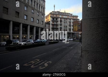 Mantova, Italia - ottobre 2023 - Porchway al limitare di un viale con negozi e gente che passa in una città italiana al tramonto Foto Stock