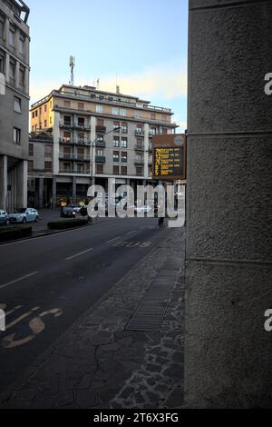 Mantova, Italia - ottobre 2023 - Porchway al limitare di un viale con negozi e gente che passa in una città italiana al tramonto Foto Stock