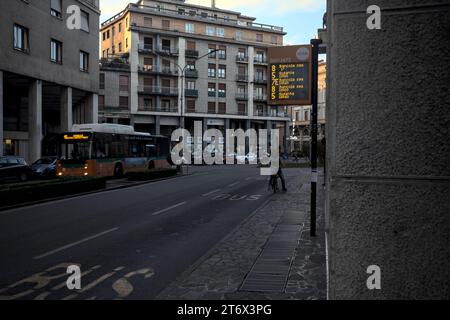 Mantova, Italia - ottobre 2023 - Porchway al limitare di un viale con negozi e gente che passa in una città italiana al tramonto Foto Stock