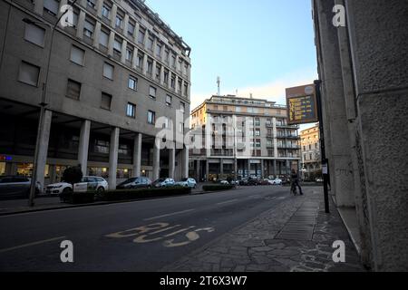 Mantova, Italia - ottobre 2023 - Porchway al limitare di un viale con negozi e gente che passa in una città italiana al tramonto Foto Stock