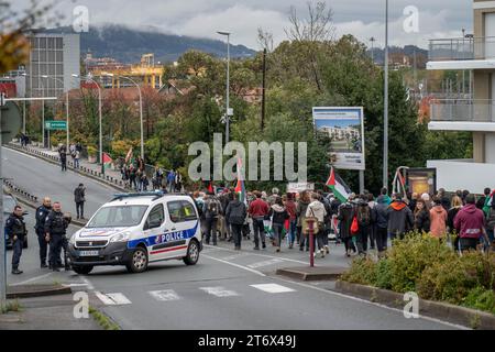 La manifestazione sta attraversando il ponte che divide il confine tra Francia e Spagna, sorvegliata dalla polizia francese. La manifestazione è iniziata a Hendaye, in Francia, e si è conclusa a Irun, in Spagna. Le due città sono divise da un ponte che attraversa un fiume, ed è qui che hanno avuto luogo gli incidenti con la polizia (sul lato francese). Le due città di confine sono separate da un fiume. (Foto di Javi Julio / SOPA Images/Sipa USA) Foto Stock