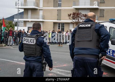 La manifestazione sta attraversando il ponte che divide il confine tra Francia e Spagna, sorvegliata dalla polizia francese. La manifestazione è iniziata a Hendaye, in Francia, e si è conclusa a Irun, in Spagna. Le due città sono divise da un ponte che attraversa un fiume, ed è qui che hanno avuto luogo gli incidenti con la polizia (sul lato francese). Le due città di confine sono separate da un fiume. (Foto di Javi Julio / SOPA Images/Sipa USA) Foto Stock