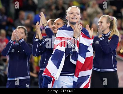 La Gran Bretagna Harriet Dart celebra la vittoria sulla Svezia durante il secondo giorno dello spareggio della Billie Jean King Cup 2023 tra Gran Bretagna e Svezia alla Copper Box Arena di Londra. Data foto: Domenica 12 novembre 2023. Foto Stock