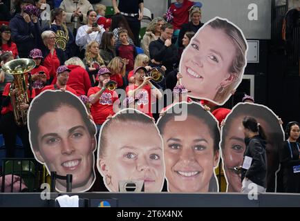 I tifosi della squadra Gran Bretagna con grandi tagli di cartone dei giocatori affrontati dopo la vittoria dei loro contendenti sulla Svezia durante il secondo giorno dello spareggio della Billie Jean King Cup 2023 tra Gran Bretagna e Svezia alla Copper Box Arena di Londra. Data foto: Domenica 12 novembre 2023. Foto Stock