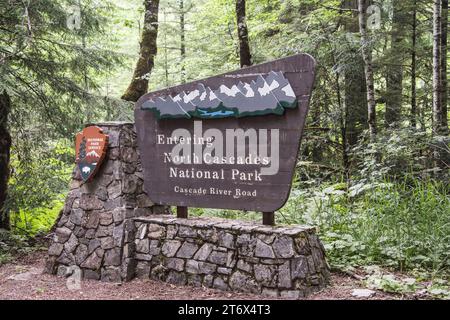 Segnaletica stradale che indica l'ingresso nel parco nazionale delle cascate nord, Newhalem, washington, usa Foto Stock