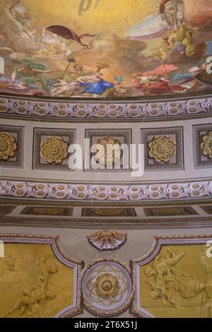 Affreschi sul soffitto dipinti, allegoria del paradiso di pace di Daniel Gran alla Biblioteca Nazionale austriaca di Vienna. Foto Stock