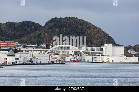 Alesund Blick auf die norwegische Küstenstad Alesund. Alesund, Norwegen, 11.10.2023 *** Alesund Vista della città costiera norvegese di Alesund Alesund, Norvegia, 11 10 2023 Foto Stock