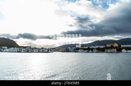 Alesund Blick auf die norwegische Küstenstad Alesund. Alesund, Norwegen, 11.10.2023 *** Alesund Vista della città costiera norvegese di Alesund Alesund, Norvegia, 11 10 2023 Foto Stock