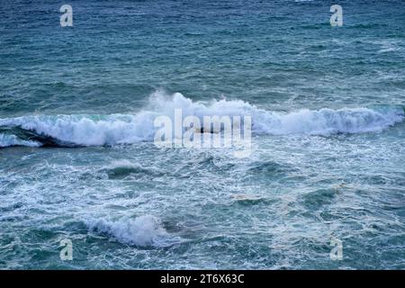 onde d'acqua schiumose vertiginose e vorticose fotografate dall'alto Foto Stock