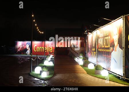 Gala-Premiere der Cornelia Poletto Dinner-Show im Spiegelpalast, 11.11.2023 ad Amburgo, der Palazzo Spiegelpalast von Cornelia Poletto gastiert jetzt auf der Horner Rennbahn Galopprennbahn *** prima di gala del Cornelia Poletto Dinner Show allo Spiegelpalast, 11 11 2023 ad Amburgo, Cornelia Polettos Palazzo Spiegelpalast è ora ospite all'ippodromo Horner Rennbahn Foto Stock