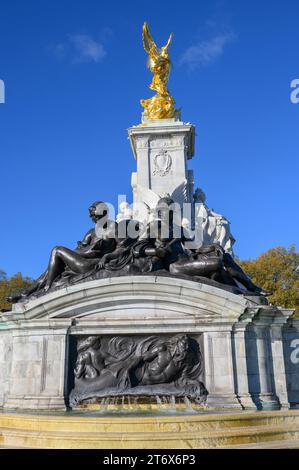 Londra, Regno Unito. Victoria Memorial (Thomas Brock: 1911) di fronte a Buckingham Palace. Dorata "Vittoria alata" in cima. Fontana e statue che rappresentano mi Foto Stock