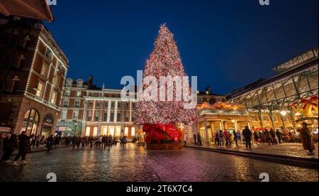 Londra, Regno Unito - 8 novembre 2023: Grande albero di Natale decorato all'esterno del mercato di Covent Garden. Foto Stock