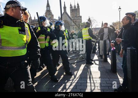 Londra, Regno Unito. 11 novembre 2023. I delinquenti dell'ala destra combattono con gli agenti di polizia fuori dal St Stephen's Tavern Pub sul Westminster Bridge durante il giorno dell'armistizio. Gli ufficiali hanno fatto 145 arresti durante la manifestazione pro-palestinese e contro la protesta da parte di gruppi di destra per reati tra cui aggressione, possesso di armi, danni penali, ordine pubblico, incitazione all'odio razziale e possesso di droga. Westminster, London, England, UK 11th November 2023 Credit: Jeff Gilbert/Alamy Live News Foto Stock